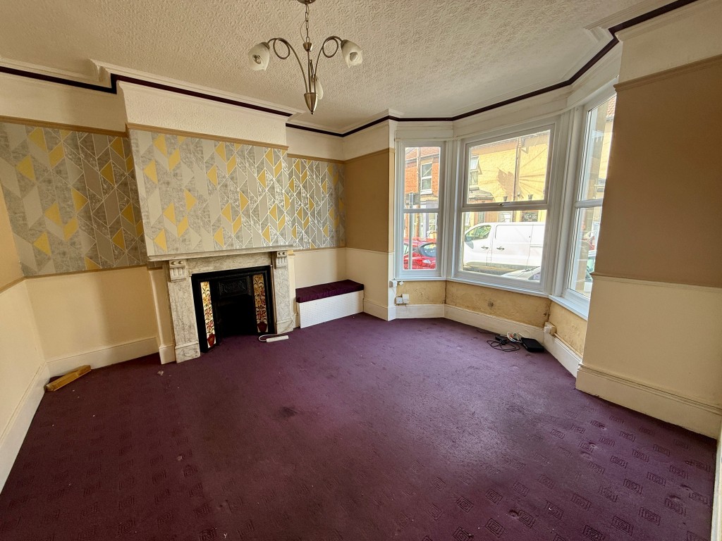 Lot: 150 - THREE-BEDROOM HOUSE FOR IMPROVEMENT - Living room